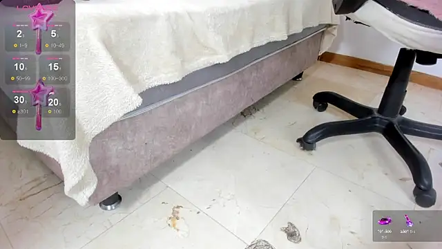 ZOE ROSE4 online show from October 2, 2025, 8:05 pm