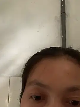 Snapshot of Halyy_xx chatting on February 16, 2026, 2:29 am Halyy xx online show from February 16, 2026, 2:29 am