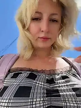 RonnieKiss online show from June 4, 2026, 5:24 am