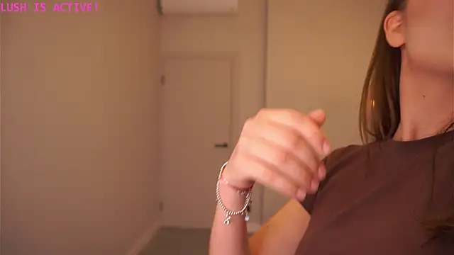 AdrianaCoenen online show from October 22, 2025, 7:02 pm