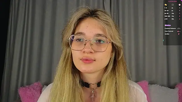 vivyboo111 online show from November 14, 2025, 8:18 pm