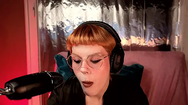 tacodeluxxxe online show from April 16, 2026, 2:12 am