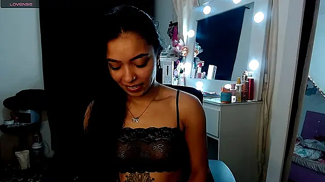 pocahot222 online show from October 18, 2025, 5:35 pm