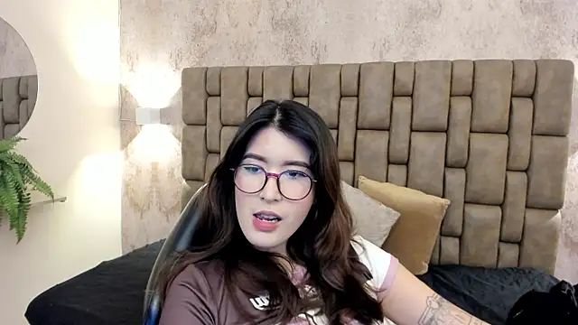Snapshot of emiilyy_cute chatting on October 2, 2025, 12:12 pm emiilyy cute online show from October 2, 2025, 12:12 pm