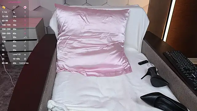 HottieEmma online show from April 9, 2026, 12:21 pm