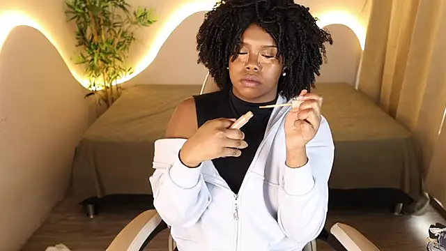 kehlannis  online show from November 4, 2025, 7:46 pm