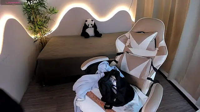 kehlannis  online show from November 5, 2025, 8:09 pm