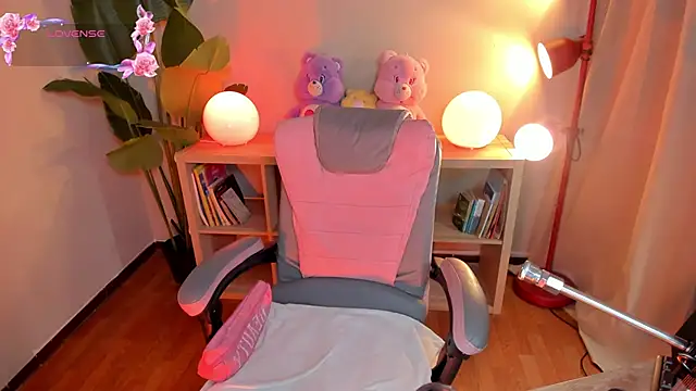 kehlannis  online show from February 17, 2026, 8:37 pm