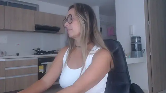 LovePaula online show from November 24, 2025, 12:38 pm