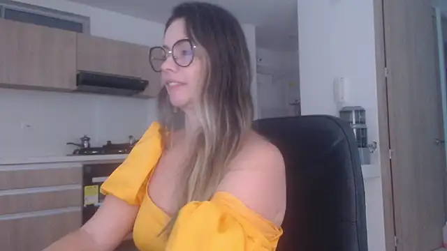 Snapshot of LovePaula chatting on July 25, 2026, 12:36 pm LovePaula online show from July 25, 2026, 12:36 pm