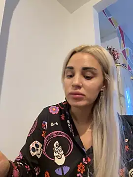 Snapshot of Giullyaxx chatting on November 16, 2025, 11:05 am Giullyaxx online show from November 16, 2025, 11:05 am