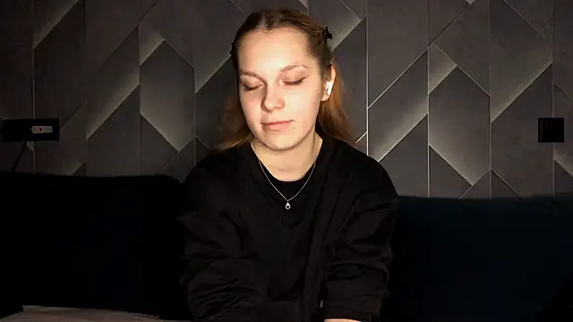 FoxLina online show from October 20, 2025, 7:36 pm