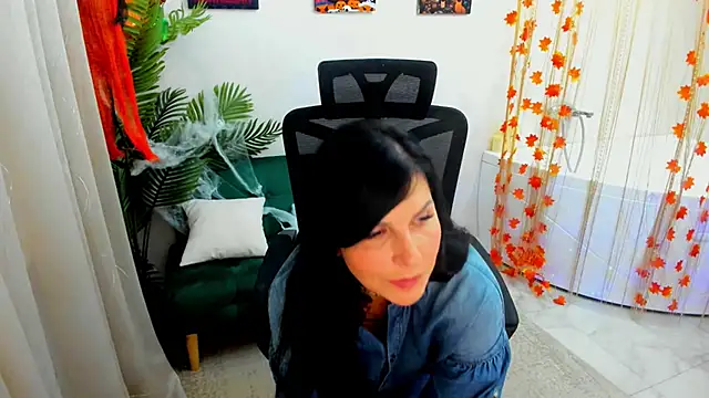 Snapshot of Moon_Veloure1 chatting on October 20, 2025, 4:46 am Moon Veloure1 online show from October 20, 2025, 4:46 am