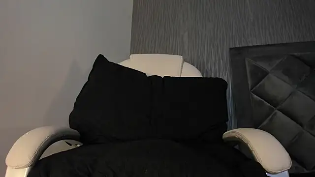 Snapshot of dylan_cross_ chatting on October 20, 2025, 11:32 am dylan cross online show from October 20, 2025, 11:32 am