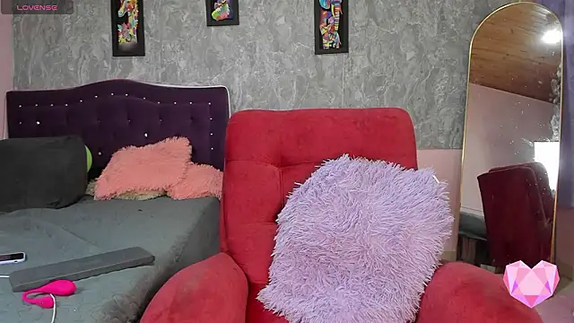 Lauren smiles online show from February 4, 2026, 7:53 pm