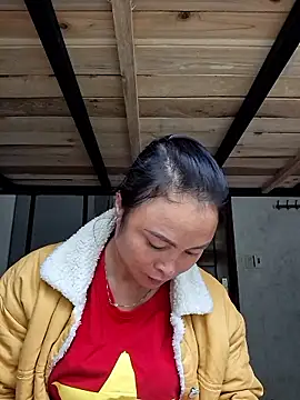 Snapshot of xuxulovezz chatting on October 25, 2025, 4:42 am xuxulovezz online show from October 25, 2025, 4:42 am