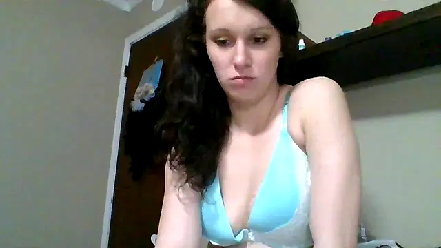 brunettebabexo3 online show from February 18, 2026, 11:01 pm