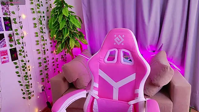 KellyHayden online show from November 16, 2025, 4:23 pm