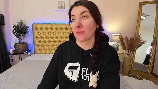 TrishaDarks online show from February 1, 2026, 6:23 am