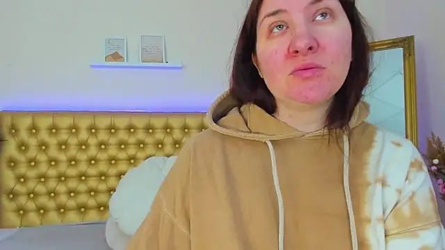 TrishaDarks online show from April 5, 2026, 5:04 am