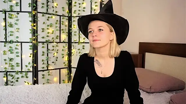 KelleDomin online show from October 18, 2025, 7:25 pm