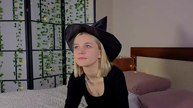 KelleDomin online show from October 19, 2025, 8:53 pm