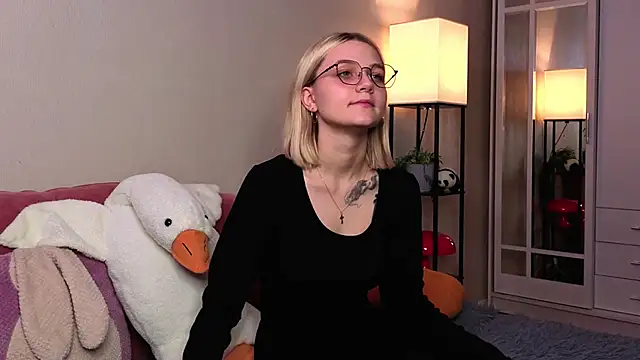 KelleDomin online show from October 25, 2025, 7:08 pm