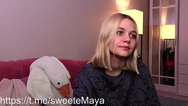 KelleDomin online show from October 26, 2025, 7:42 pm