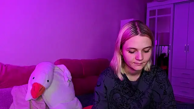 KelleDomin online show from October 27, 2025, 8:13 pm