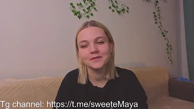 KelleDomin online show from November 19, 2025, 8:20 pm