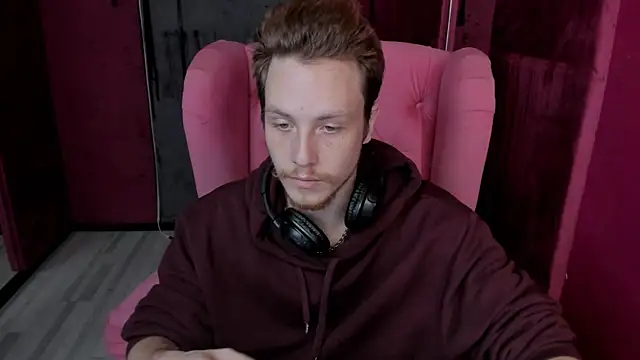 LeoMooree online show from November 19, 2025, 3:34 pm