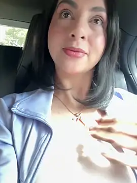 LlianneDiamond1 online show from November 30, 2025, 3:05 pm