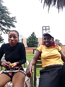 Snapshot of HotPetite_25 chatting on November 27, 2025, 6:37 am HotPetite 25 online show from November 27, 2025, 6:37 am