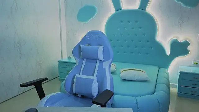 Mia Cuttee online show from October 20, 2025, 3:29 am