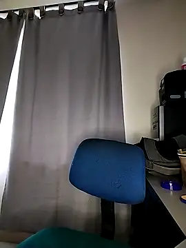 Mia-Reyes online show from November 5, 2025, 1:11 pm