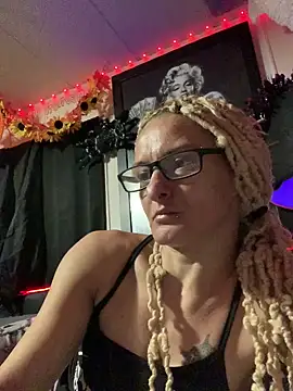 Snapshot of blondebarbiebae chatting on November 6, 2025, 5:30 am blondebarbiebae online show from November 6, 2025, 5:30 am