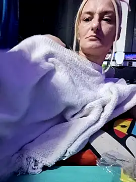 Snapshot of blondebarbiebae chatting on November 17, 2025, 12:05 am blondebarbiebae online show from November 17, 2025, 12:05 am