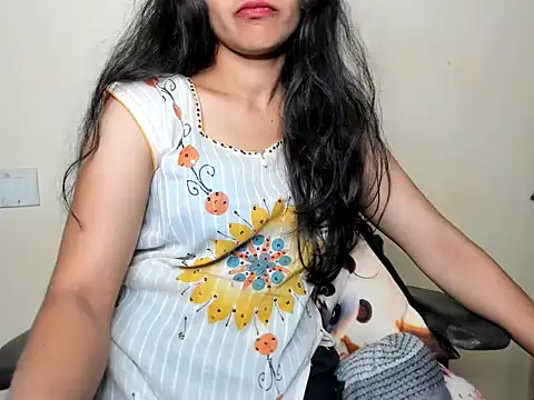 Snapshot of Queen-Bee143 chatting on March 16, 2026, 6:06 am Queen-Bee143 online show from March 16, 2026, 6:06 am