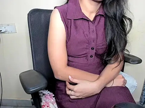 Snapshot of Queen-Bee143 chatting on April 23, 2026, 11:40 pm Queen-Bee143 online show from April 23, 2026, 11:40 pm