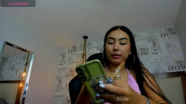 Snapshot of ALAHIACRUZ1 chatting on October 20, 2025, 7:58 pm ALAHIACRUZ1 online show from October 20, 2025, 7:58 pm