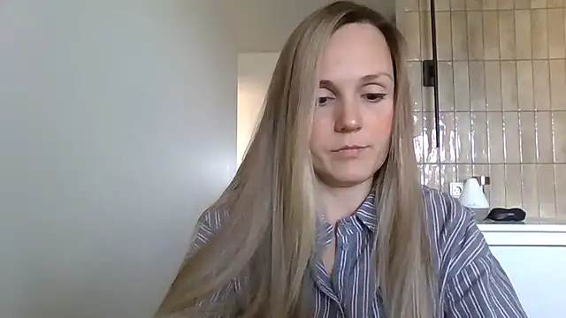 Kyrelinn online show from November 3, 2025, 4:47 am