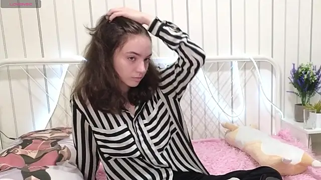 TarahCayne online show from October 12, 2025, 8:57 am