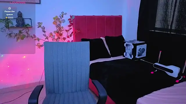 pequitasmedusa9 online show from December 2, 2025, 8:04 pm