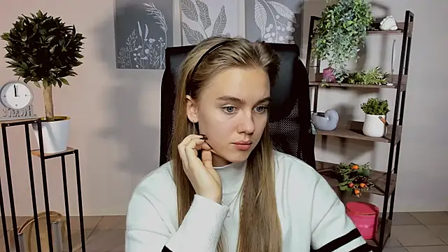 JuneWoods online show from October 11, 2025, 10:58 am