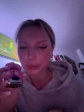 blondeeee online show from December 18, 2025, 6:58 pm