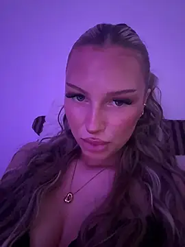 blondeeee online show from July 3, 2026, 4:24 pm