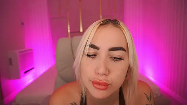 MariellaVi online show from September 26, 2025, 12:31 pm