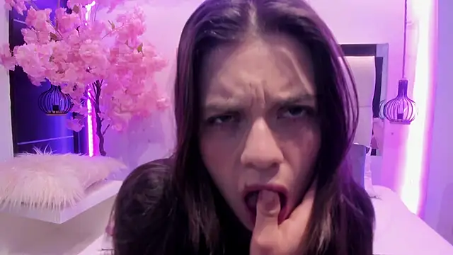 ZOE LE online show from November 18, 2025, 11:47 am