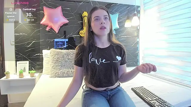 ZOE LE online show from December 2, 2025, 11:37 am