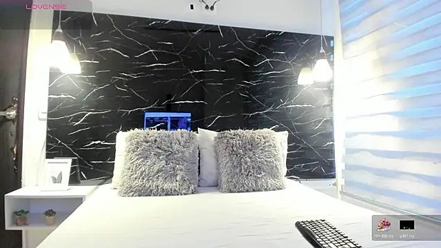 Snapshot of ZOE_LE chatting on February 3, 2026, 11:37 am ZOE LE online show from February 3, 2026, 11:37 am